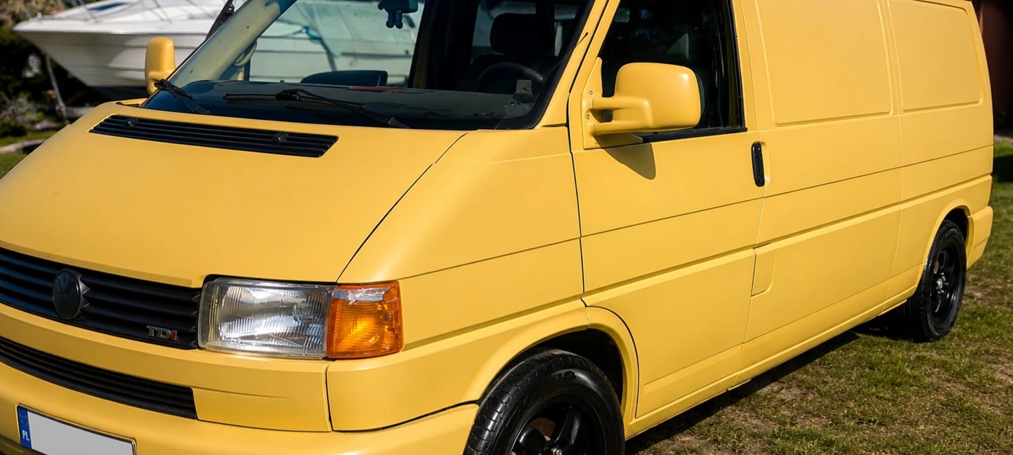 Żółty Volkswagen Transporter z galerii Pancerz Garage